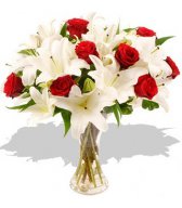 Белые лилии с красными розами)