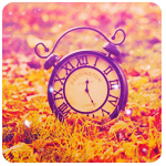 Старинные часы-будильник с римскими цифрами в траве
