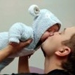 Мужчина целует младенца