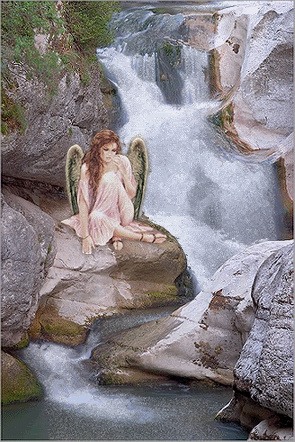 Женщина ангел  в белом платье сидит на камне у бурной гор...