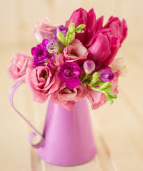 Тюльпаны в розовой вазе
