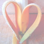 Банановая кожура в виде сердца