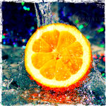Половина апельсина под струей воды, фотограф orwald