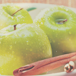 Зеленые яблоки с трубочками корицы