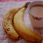 Два банана и кофе с молоком