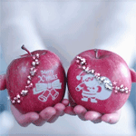 Яблоки с рисунками на них и надписью merry xmas