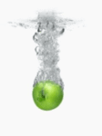 Яблоко, упавшее в воду оставляет след из пузырьков воздуха