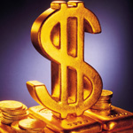 Золотой знак доллара стоит на золотых слитках с монетами