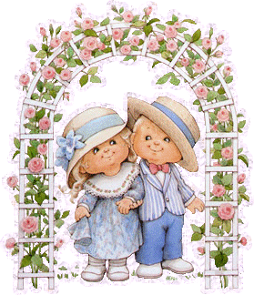 Молодая пара в арке из роз