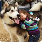 Девочка обнимает собаку