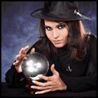 Ведьма в чёрном колпаке держит магический шар