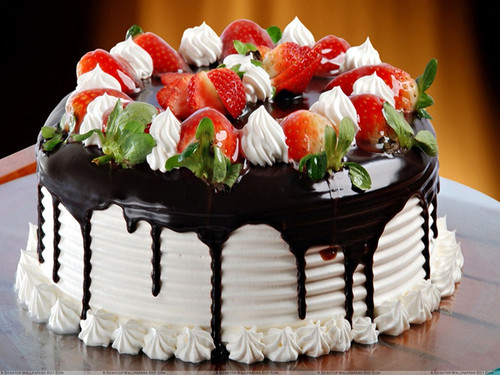 Соллазнительный торт черно-белый с целыми ягодами клубники