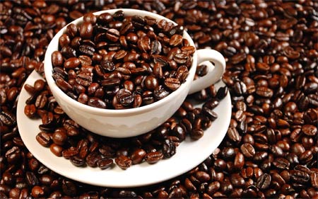 17 апреля. Международный день кофе. Чашечка с зернами кофе