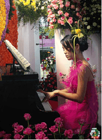 Девушка дарит фортепианную музыку