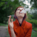 Женщина с наслаждением курит