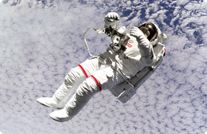 Отважный космонавт покоряет безвоздушные пространства