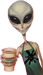 Прикольный инопланетянин со стаканом напитка в руке