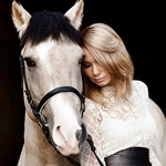 Девушка в белом платье прижалась к лошади