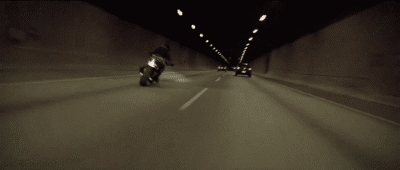 Отчаянный байкер несется по тоннелю, обгоняя на ходу прох...