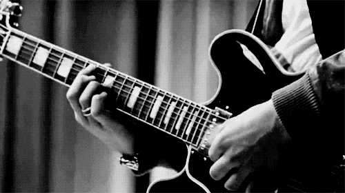 Музыкант извлекает из гитары любимые переборы и аккорды