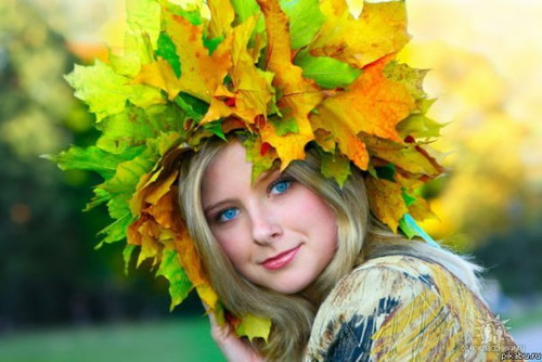 Открытки. Осень. Девушка в венке из осенних листьев
