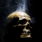 Дымящийся человеческий череп на черном фоне