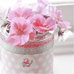 Нежный букет розовых цветов в вазе в свете солнечных лучей