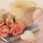 Чашка и красивые розы