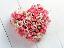  <b>Очаровательное</b> сердечко, выложенное из белых и розовых роз  гифка анимация