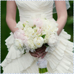 Невеста в белом платье с букетом