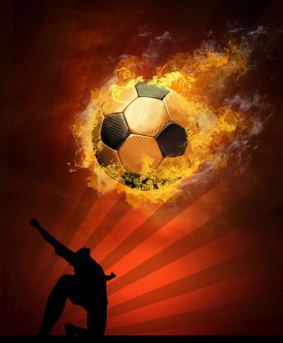 Золотой футбольный мяч, будто поджигающий небеса в стреми...