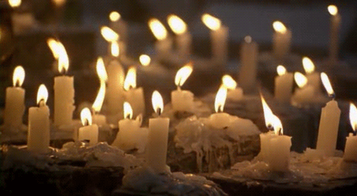 Десятки свечек горят длительное время, воск плавится