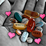  Любовные таблетки лежат в руке, рядом кружатся <b>сердечки</b>  гифка анимация