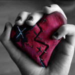  <b>Разбитое</b> сердце в руках  гифка анимация