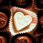  <b>Среди</b> шоколадных конфет одна в виде сердечка  гифка анимация