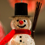 Снеговик в цилиндре с красным шарфом