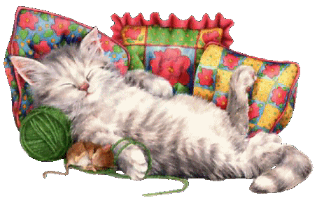 Пушистый дымчатый котенок разлегся на разноцветных подушк...