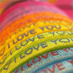 Разноцветные браслеты с надписью 'i love you'