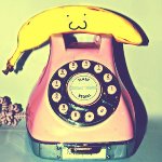 Банан лежит на телефоне, как трубка