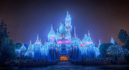  Сказочный дворец, светящийся голубыми, лиловыми и <b>розовым</b>...  гифка анимация