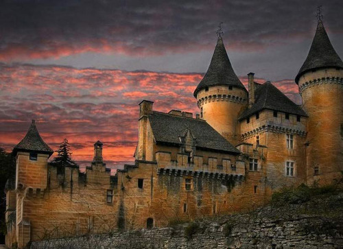 Старинный замок в стиле фэнтези ждет рыцарей и принцесс. ...