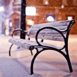  Падающий <b>снег</b> на заснеженную скамейку на городской улице  гифка анимация