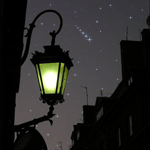  <b>Падающие</b> звёзды над спящим городом  гифка анимация