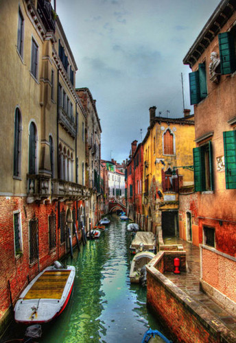 Венеция, её узкие улочки-каналы, стиснутые разноцветными ...