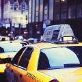 Жёлтые такси едут по городу