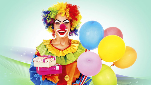 Открытки. Всемирный день цирка. Клоун с тортом и воздушны...