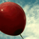 Красный шарик на фоне неба