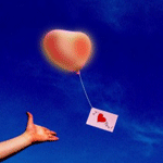 Конверт с сердечком улетает в небо на шарике