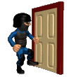 Полицейский выбивает дверь