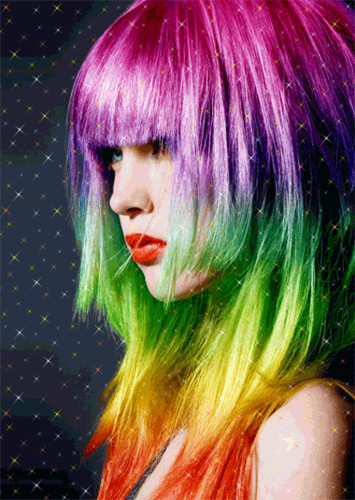 Разноцветные волосы девочки похожи на радугу